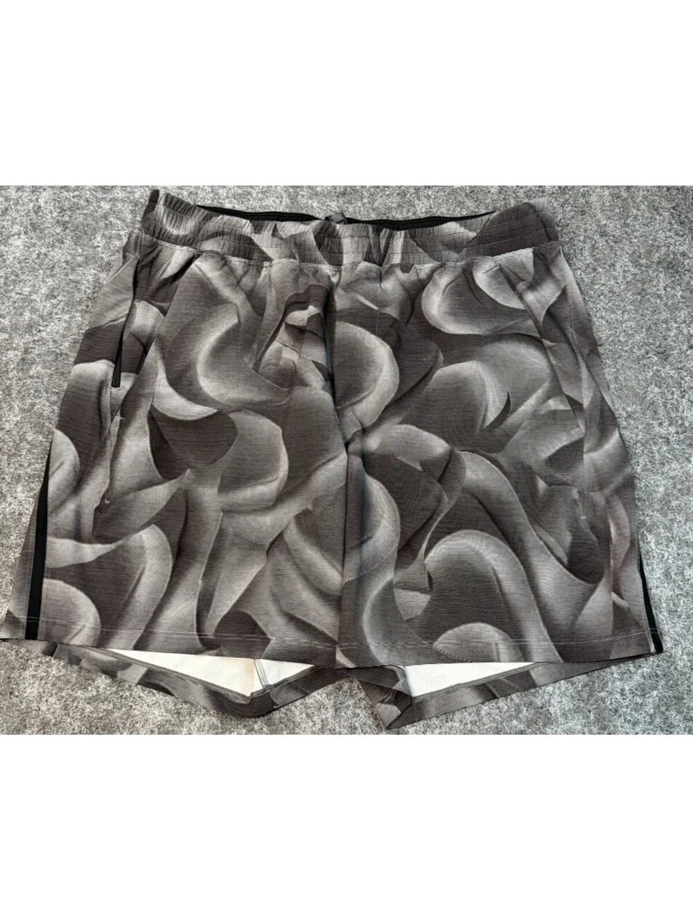 Lululemon Pace Breaker Shorts Men’s Large Black Gray Abstract Print Lined 7” Gym